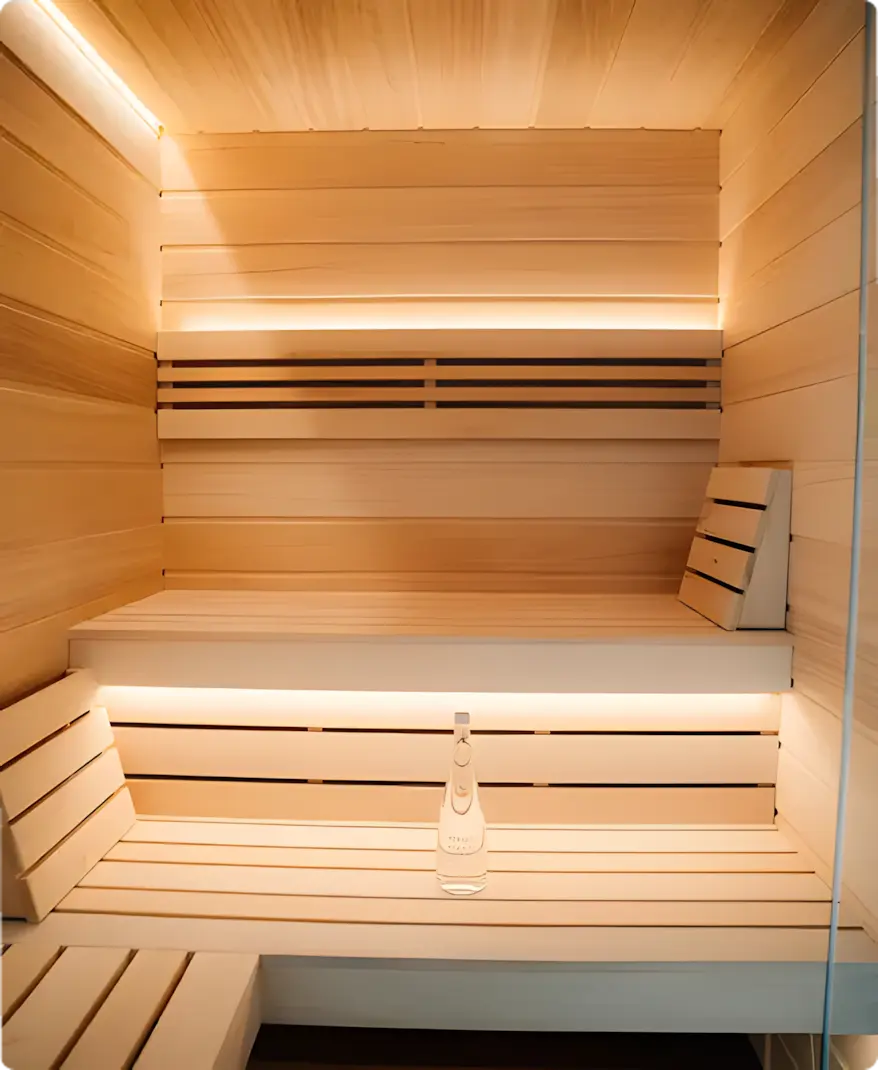 Vue d'ensemble d'un sauna Nexus : bancs en bois et éclairage indirect