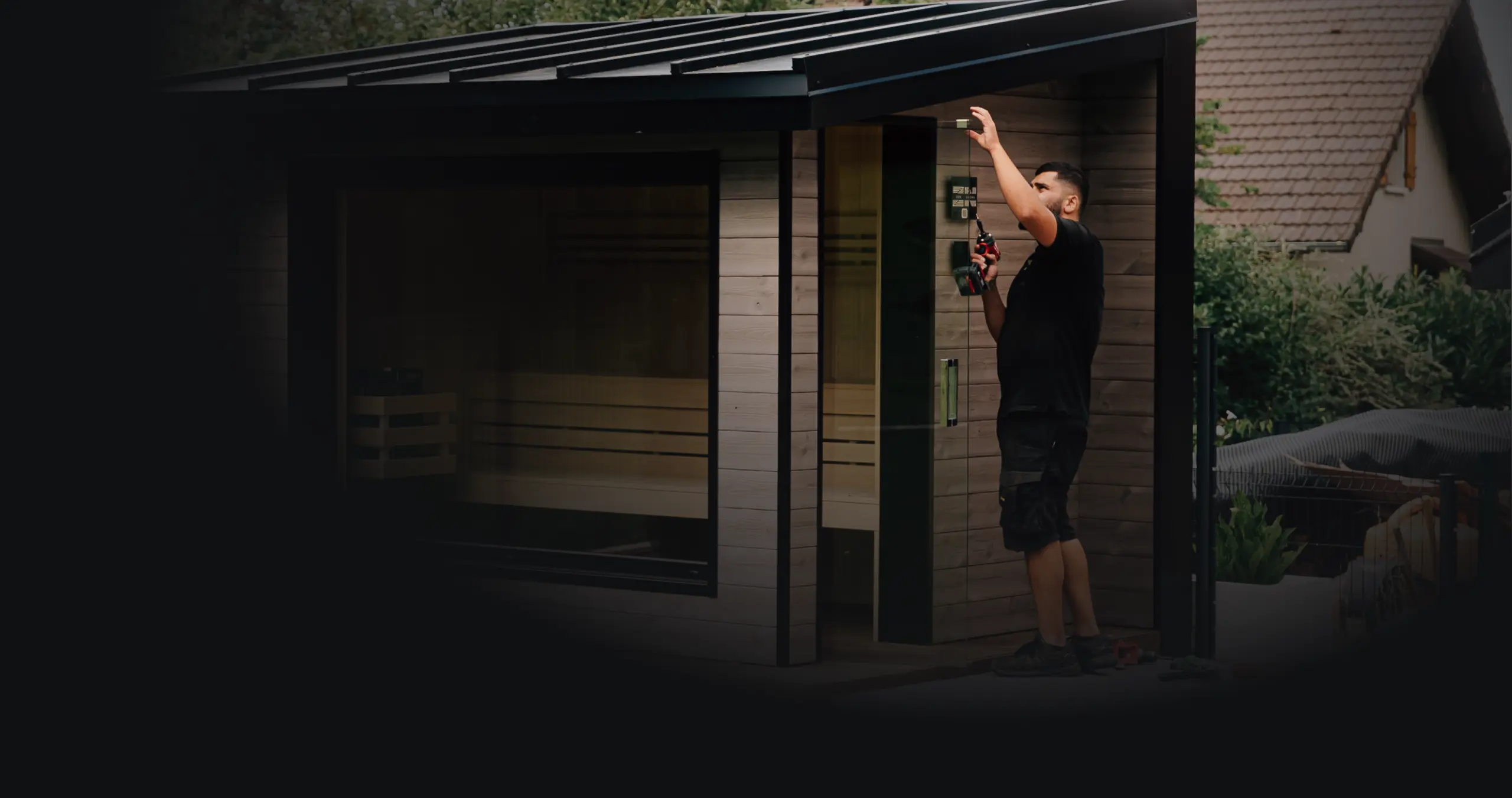 Artisan Zen Sauna réalisant les finitions d'un sauna Svelte lors d'une livraison client