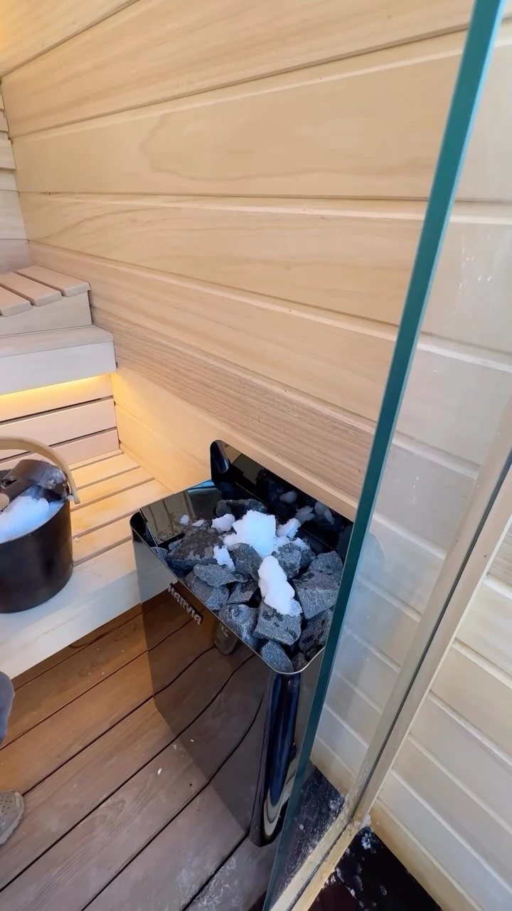 Au cœur des montagnes de Morzine, entouré par la neige et le silence des Alpes, notre sauna continue de fonctionner même lorsque l’eau vient à manquer… grâce à une ressource simple et naturelle : la neige.

Dans ce chalet niché en pleine nature, l’expérience devient totale :
la chaleur intense du sauna, l’air pur de la montagne, puis la fraîcheur vivifiante de la neige. Une immersion inspirée des traditions nordiques, pensée pour les environnements d’altitude.

Chez Zen Sauna, nous concevons des installations capables de s’adapter aux conditions réelles de la montagne — pour que votre moment de bien-être ne dépende jamais des contraintes.

✨ Autonomie
🏔️ Adapté aux chalets d’altitude
❄️ Expérience hivernale authentique
🔥 Confort premium

Zen Sauna — l’expérience bien-être, partout… même au cœur de l’hiver alpin.

📍 Tourné à Morzine – Portes du Soleil
📩 Contactez-nous pour équiper votre chalet ou votre terrasse.