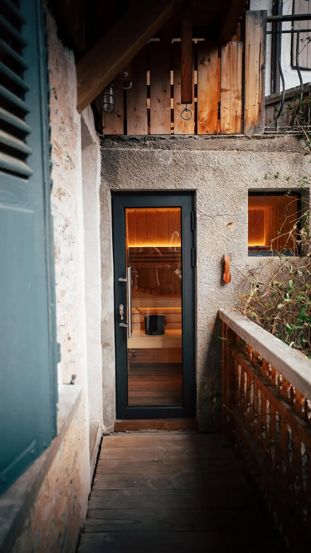 🔥 On a transformé cet espace de 4m² en véritable espace détente sauna en plein cœur de la vallée de Morzine.

Ce qui était autrefois une petite grange sur le balcon d’un chalet alpin est devenu un sauna panoramique privé, pensé pour la récupération, le bien-être et les moments uniques face aux montagnes ⛰️

➡️ Dans cette vidéo : découvrez l’avant / après complet, les explications du projet directement devant le sauna, et comment un petit espace peut devenir une expérience bien-être haut de gamme.

Chez Zen Sauna, nous concevons et installons des saunas sur mesure adaptés aux chalets, terrasses, hôtels et résidences de montagne.

📍 Installation réalisée à Morzine – Portes du Soleil 
🚚 Livraison & installation dans toute la Haute-Savoie, Alpes françaises, Suisse romande et stations alpines : Morzine, Avoriaz, Les Gets, Châtel, Megève, Chamonix, Annecy, Genève et alentours.

✨ Transformer un espace inutilisé en lieu d’exception, c’est notre spécialité.

💬 Vous avez un balcon, une grange, une terrasse ou un espace inexploité ? 
👉 Envoyez-nous un message privé ou cliquez sur le lien en bio pour imaginer votre futur sauna sur mesure.

#zensauna #sauna #morzine #portesdusoleil #saunaexterieur