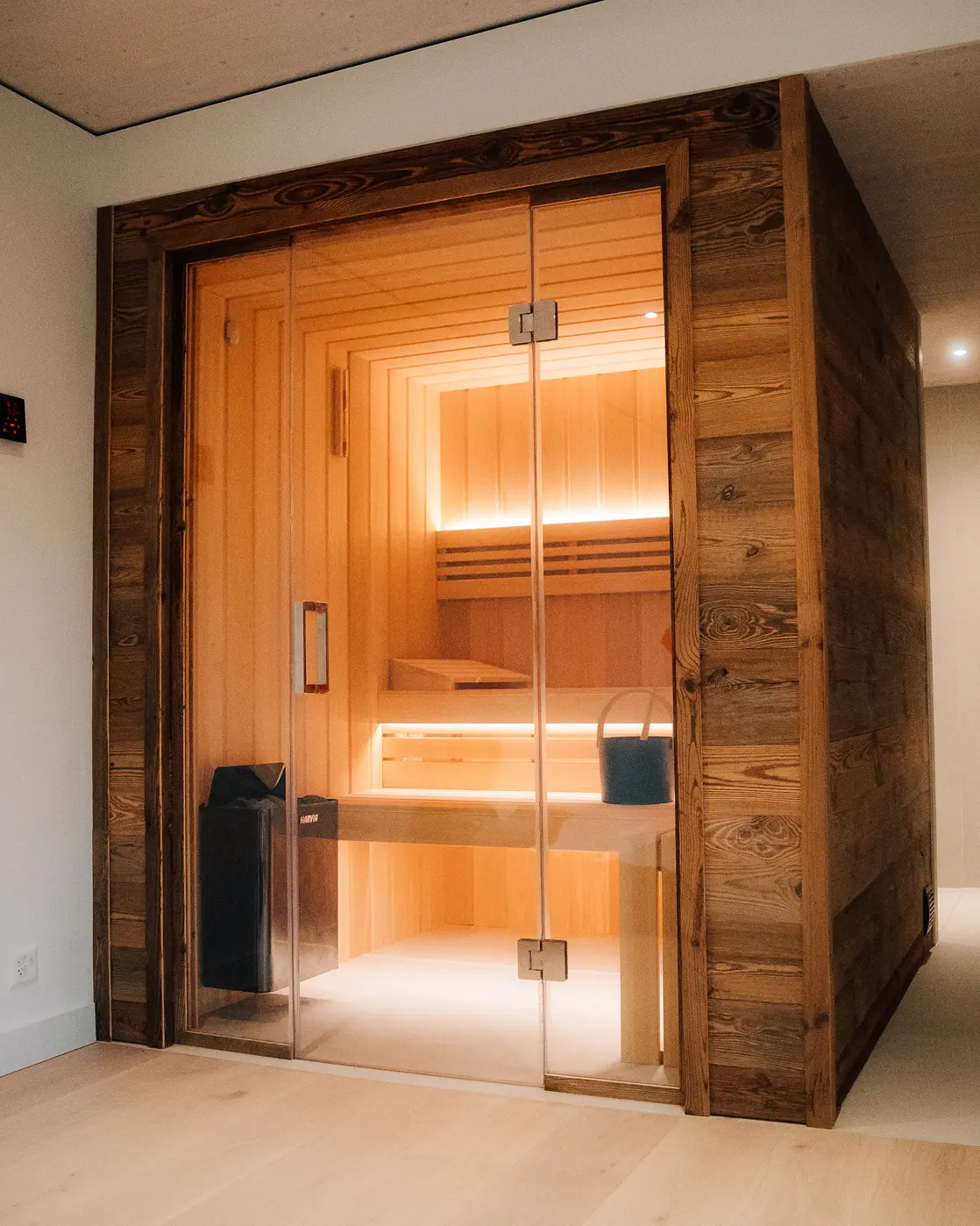 Sauna intérieur en bois massif intégré dans une pièce de vie