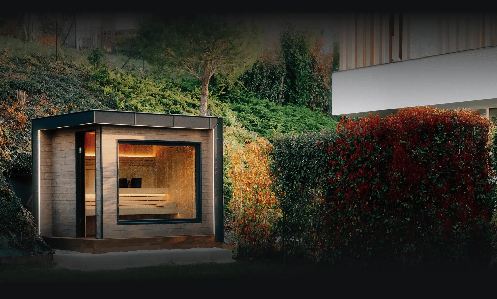 Sauna extérieur modèle Svelte installé dans le jardin d'un client