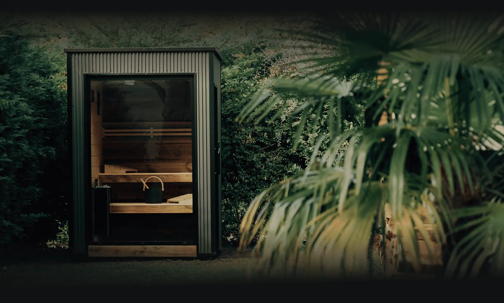 Sauna extérieur modèle Nexus installé dans le jardin d'un client